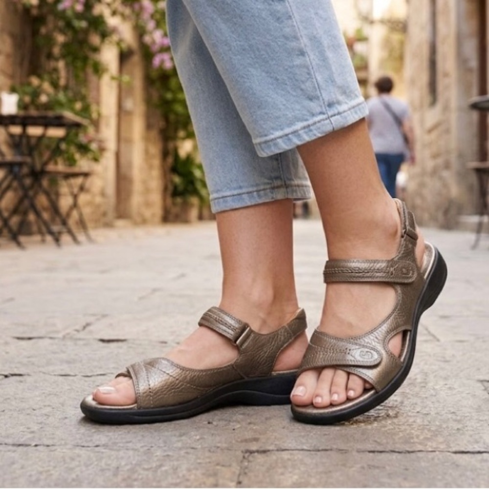 Unstructured Clarks Women’s 9M Metallic Silver Leather Slingback Sandals/Shoes